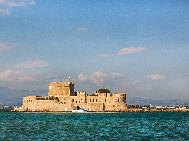 To Μπούρτζι όπως φαίνεται από την πόλη του Ναυπλίου