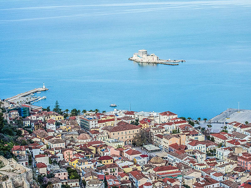 Άποψη της πόλης του Ναυπλίου μαζί με το Μπούρτζι από ψηλά 