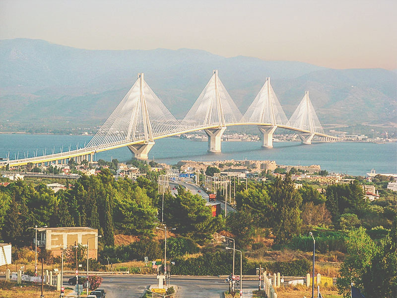 Πανοραμική λήψη της πόλης της Πάτρας με τη γέφυρα του Ρίου Αντιρρίου