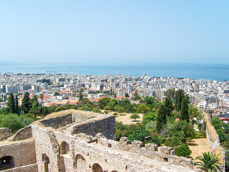 Γενική άποψη της Πάτρας με το κάστρο της