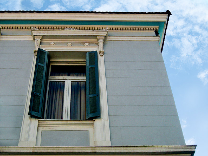 Λεπτομέρεια νεοκλασικού κτηρίου στην Πάτρα 